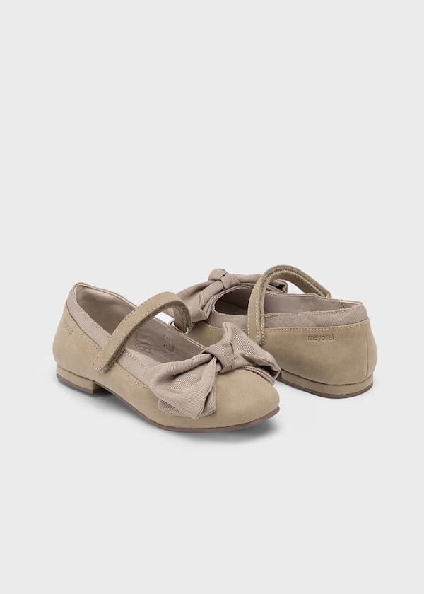 Beige bow mary Jane’s