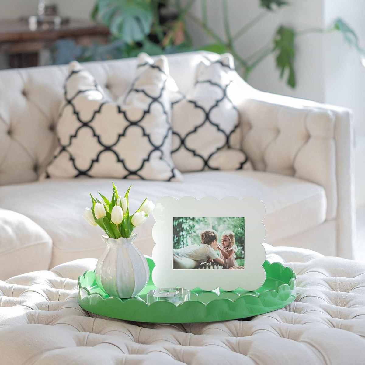 White Scalloped Lacquer Photo Fra